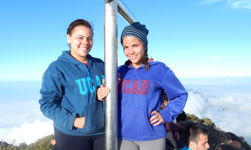 Ucabistas en la cima del pico Naiguatá