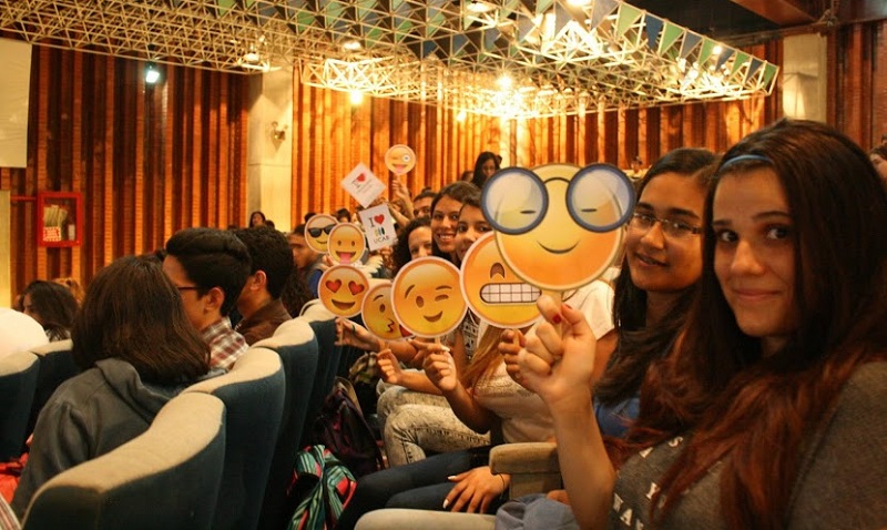 Un espaldarazo con humor