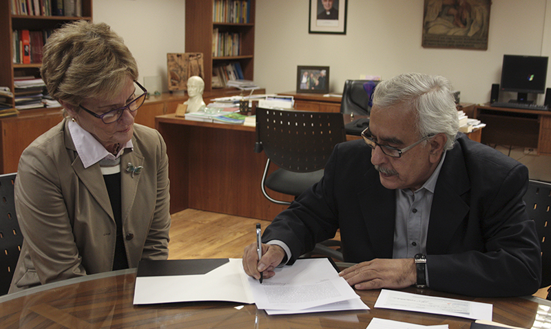 Asociación de Egresados entrega aporte para becas