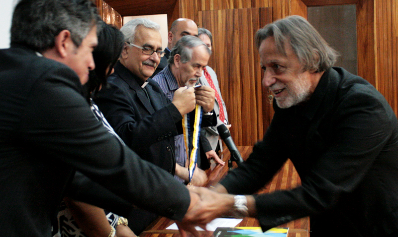 Condecorado Rolando Peña por su compromiso con la UCAB