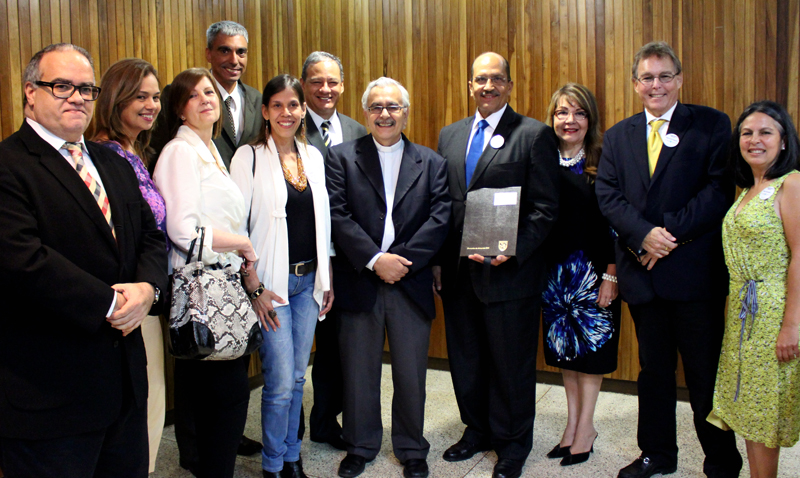 Egresados UCAB realizaron donativo para becas