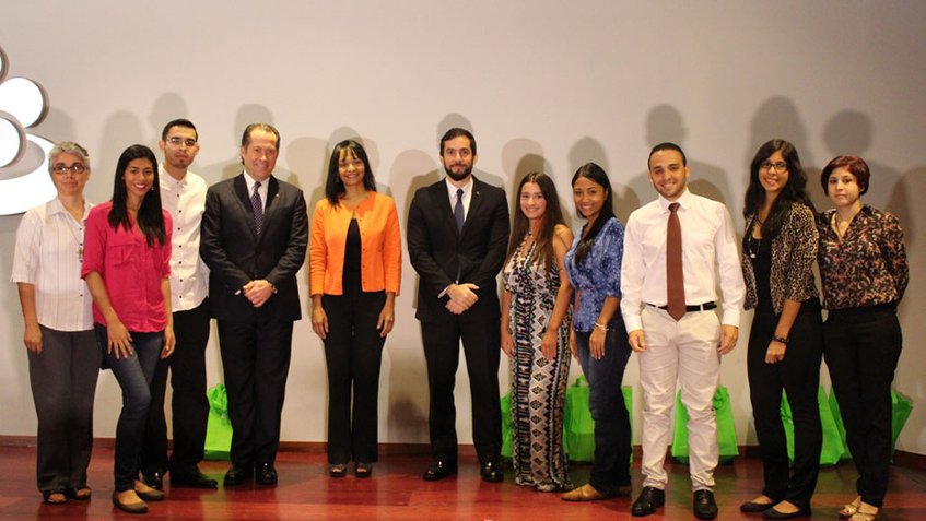 Banesco reconoció desempeño de 13 becarios de la UCAB