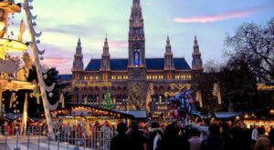 mercatino-di-natale-della-piazza-del-municipio-wiener-christkindlmarkt-am-rathausplatz-vienna-austria-autore-marco-aldeia-licensed-under-the-creative-commons-attribution-share-alike-60