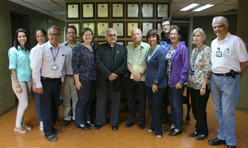 Mario Paparoni dona más de 400 libros a la Facultad de Ingeniería