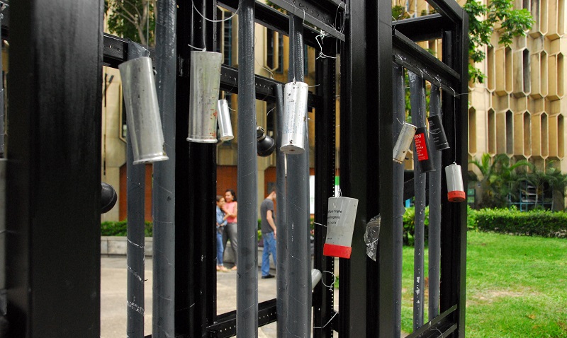 Instalan en la Plaza del Estudiante estructuras simbólicas contra la represión