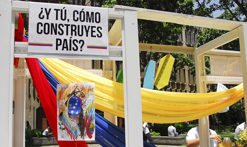 #Fotogalería: Con flores y velas, ucabistas honran a fallecidos en protestas