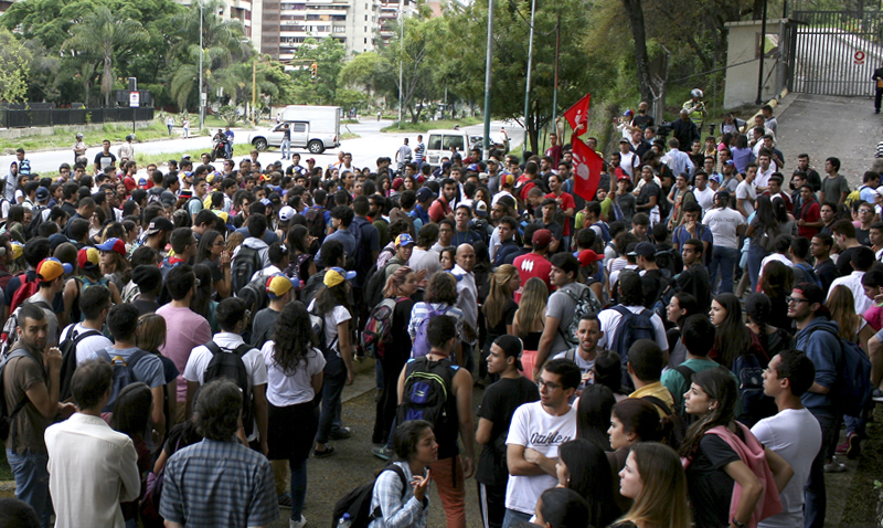 Estudiantes de la UCAB se movilizaron hasta la Conferencia Episcopal