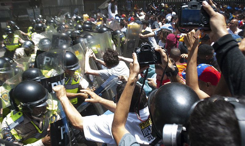 La represión de abril vista por dos fotógrafos ucabistas