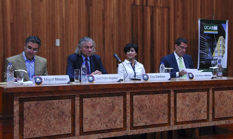 Expertos llamaron desde la UCAB a enfrentar la Constituyente