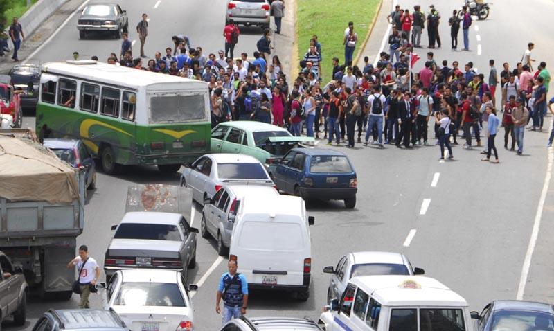 Ucabistas trancaron la autopista exigiendo liberación de estudiantes