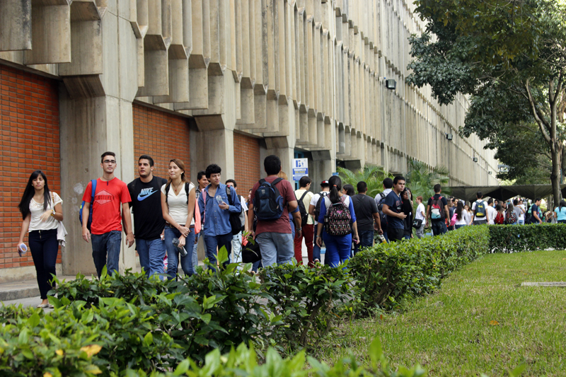 Asiste a la lección inaugural del rector Francisco Virtuoso