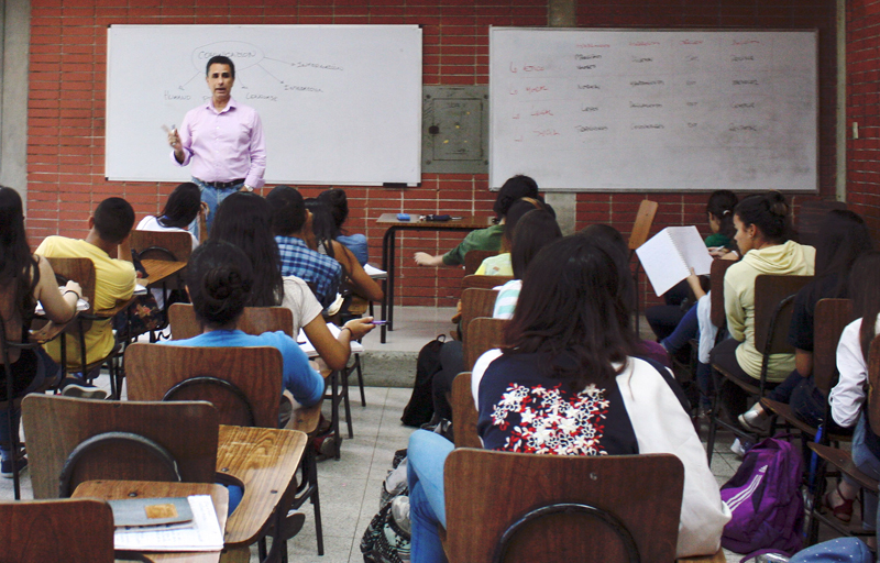 Convocan a profesores ucabistas a participar en conversatorios en inglés