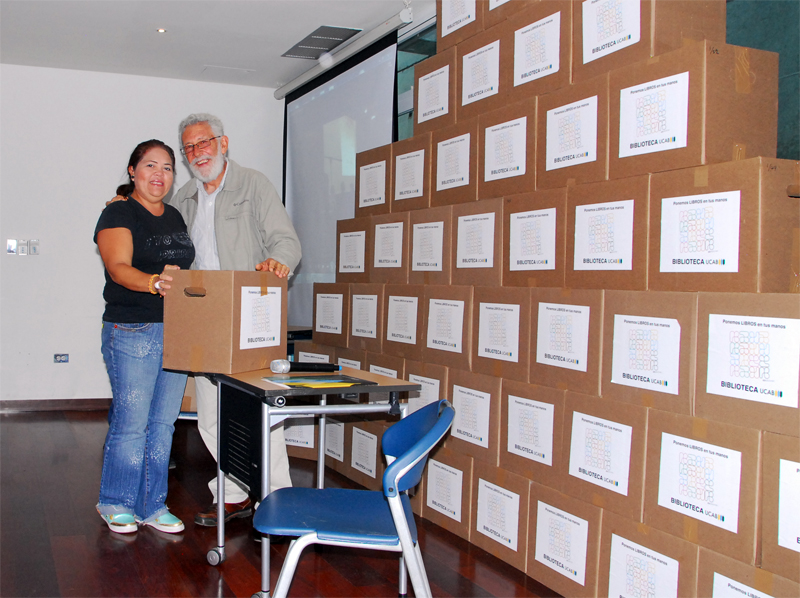 La UCAB donó libros educativos a más de 80 escuelas de Caracas