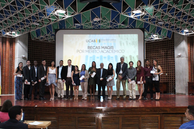 La UCAB y la Dirección de Egresados entregaron becas por mérito académico