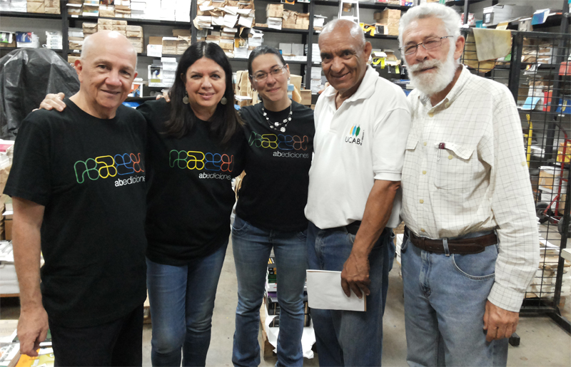 La UCAB donó más de 1000 libros a la Academia Nacional de la Historia