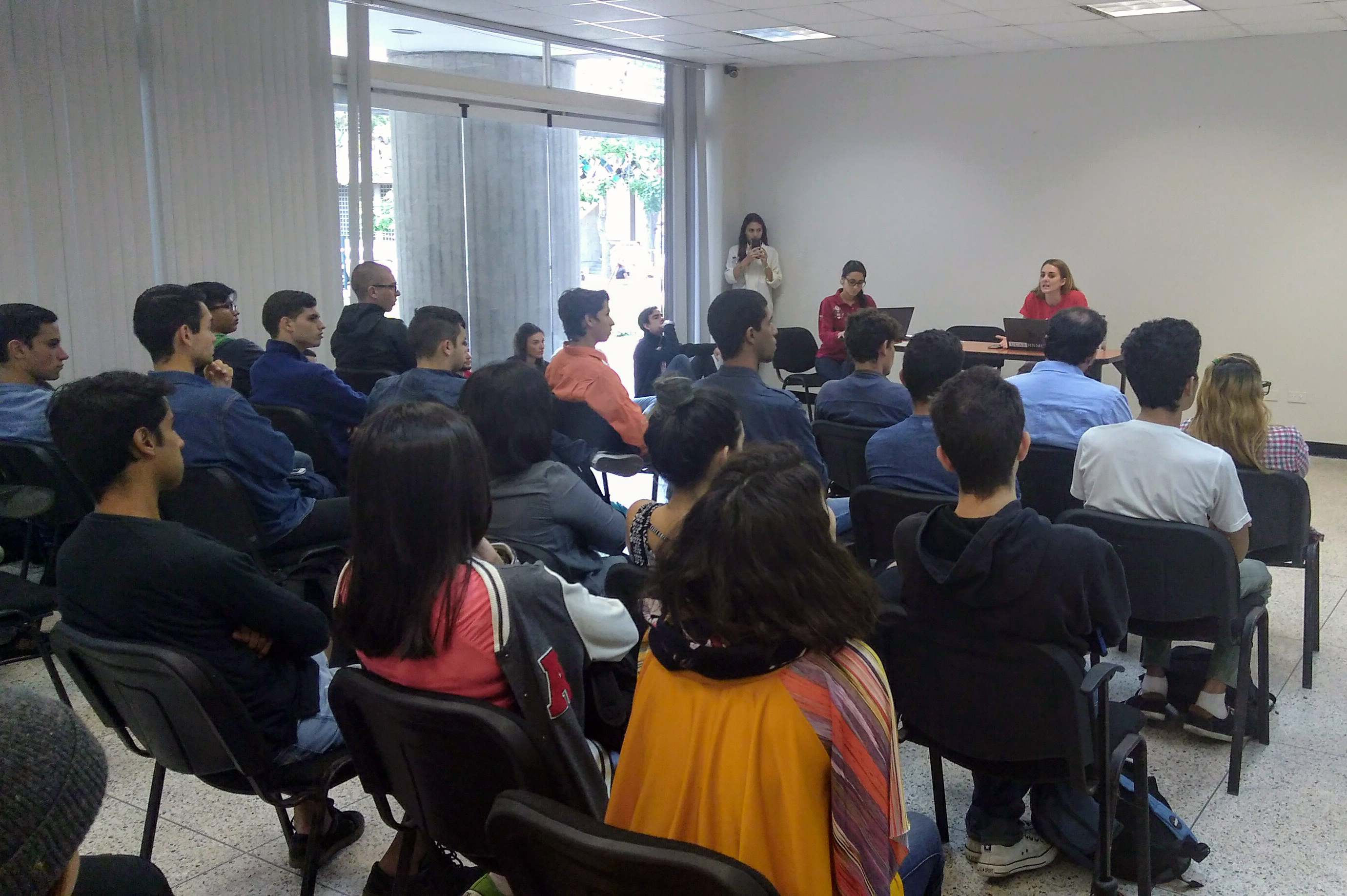 Estudiantes ucabistas discutieron ideas para la lucha por la democracia