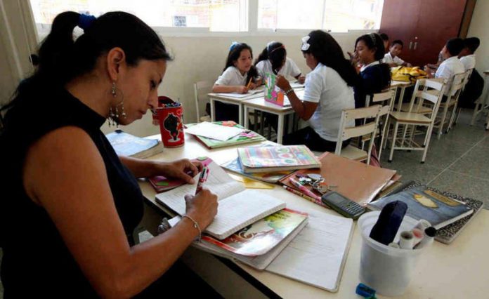 Al maestro con cariño: UCAB premiará calidad docente