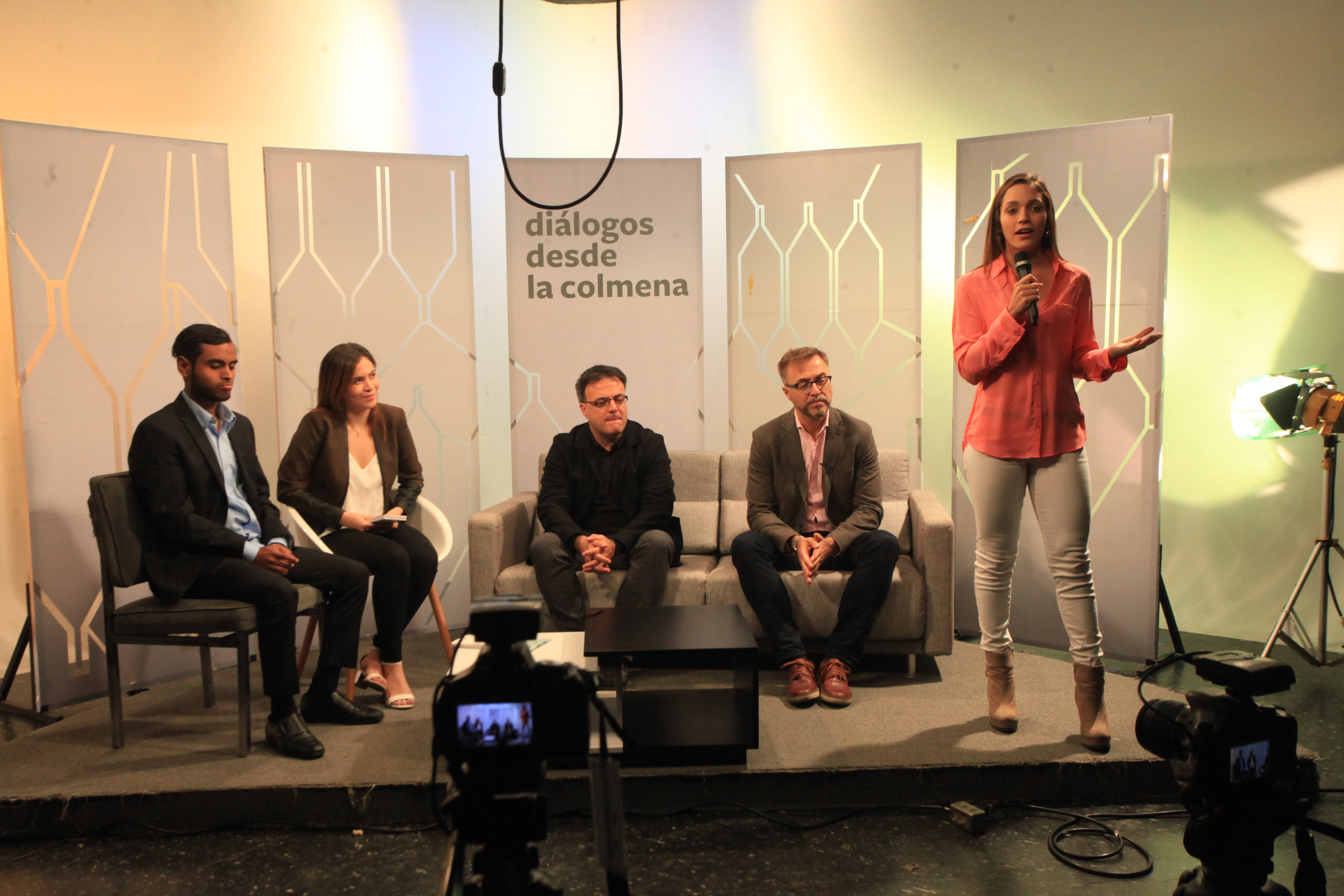 Rica tertulia televisiva protagonizaron escritores españoles con estudiantes de Comunicación Social