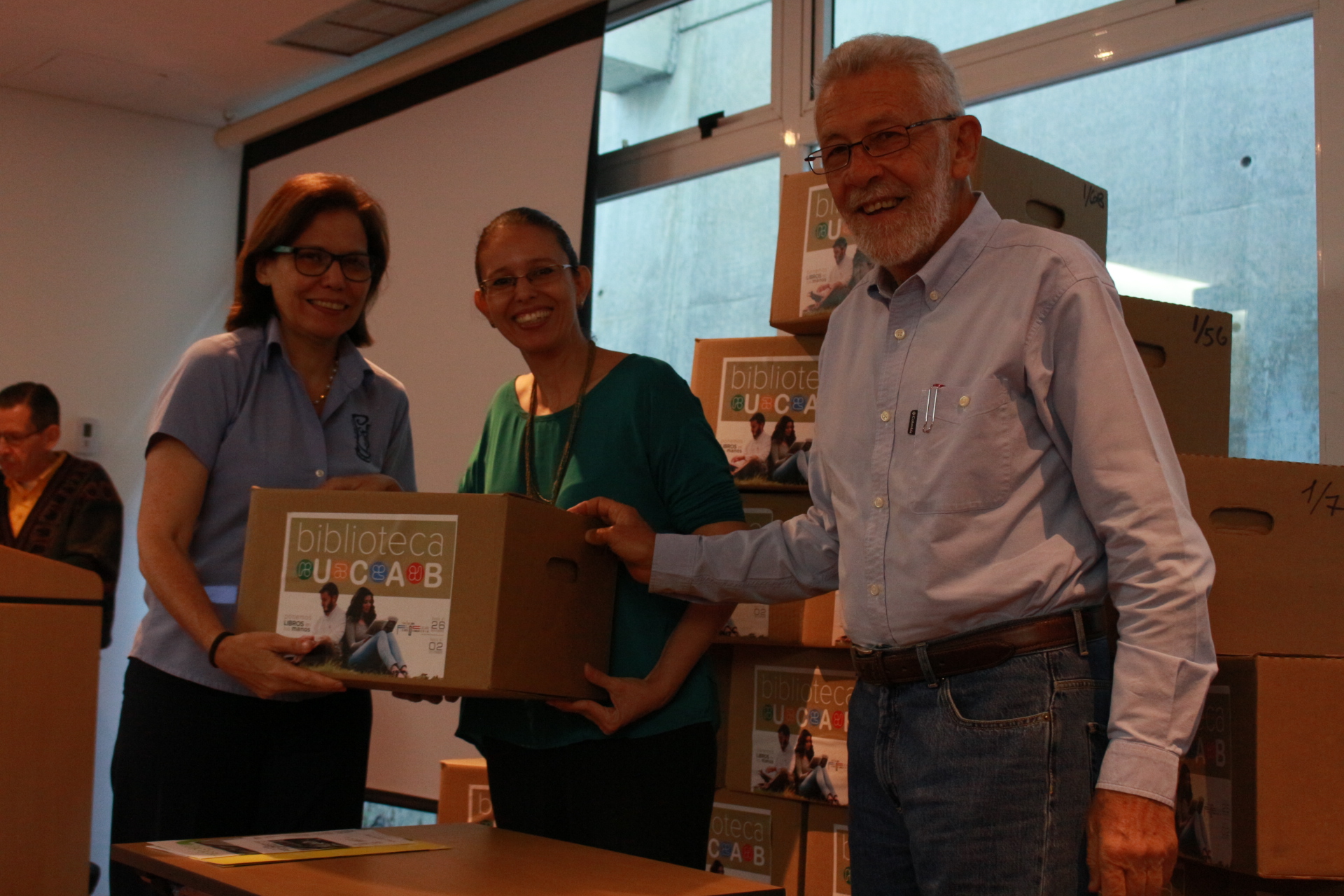 La UCAB donó libros educativos a 120 escuelas de Caracas