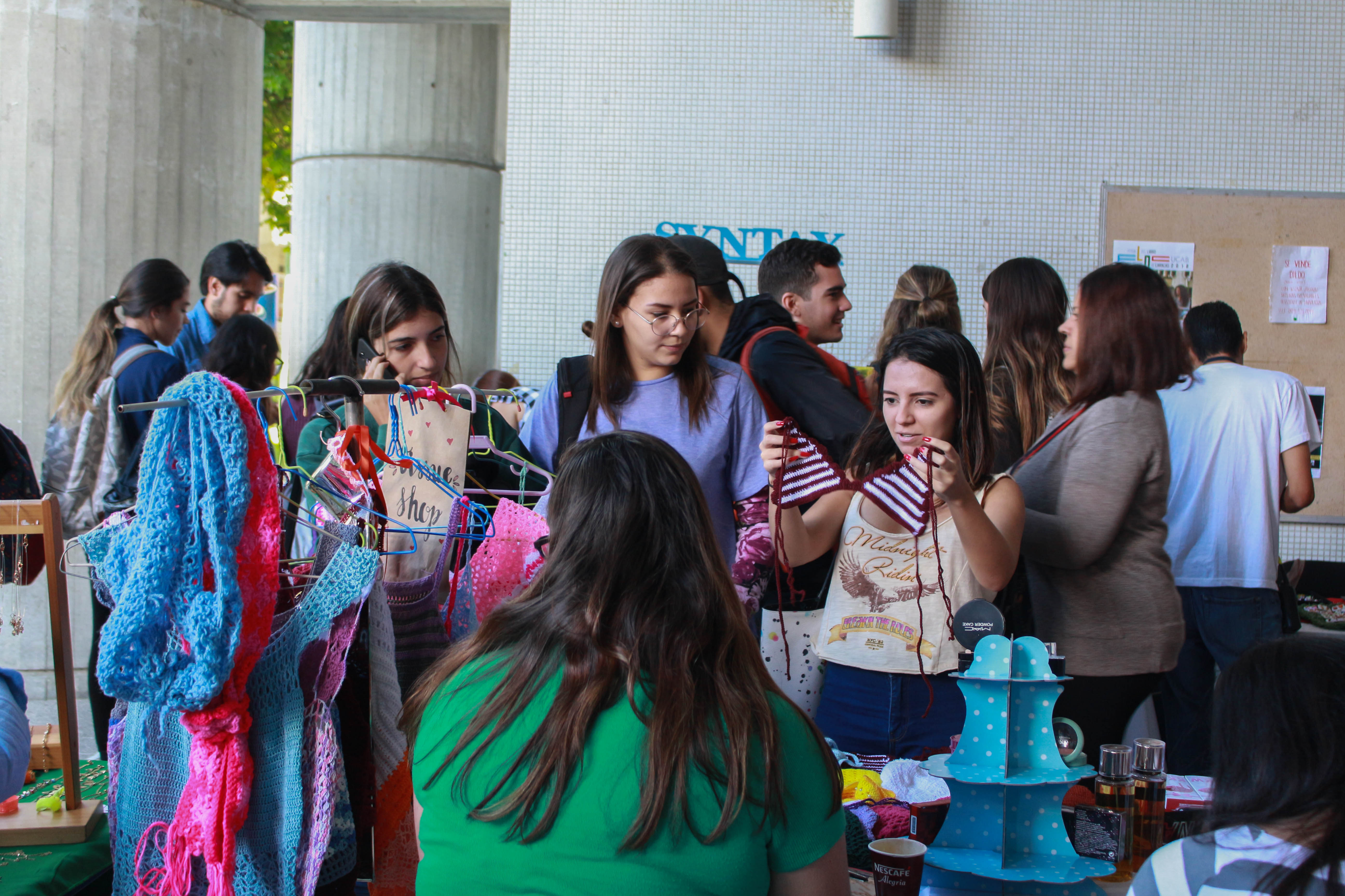 Bazar navideño ucabista ofrece regalos a precios accesibles
