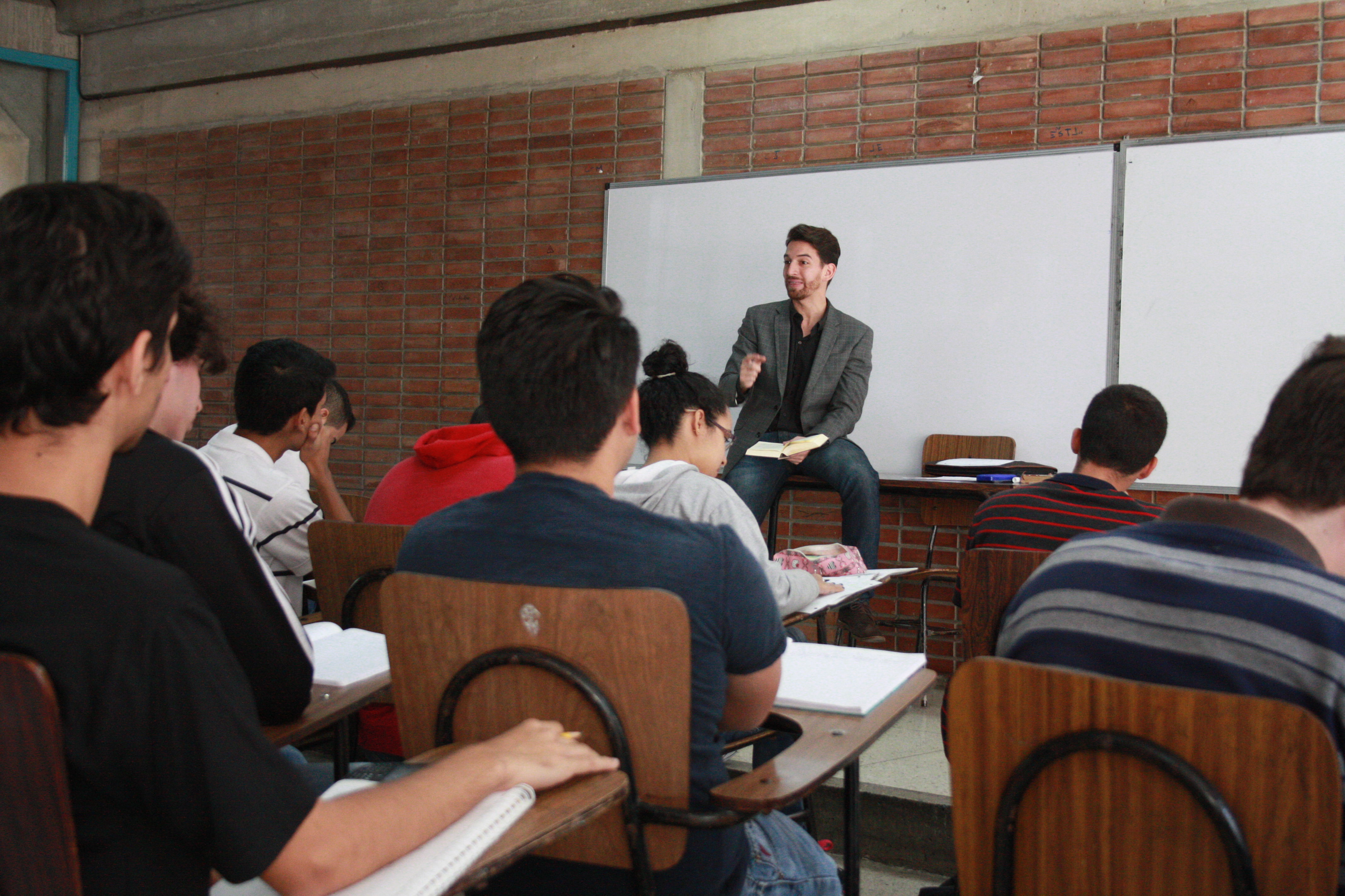 Escuela de Educación ofrece becas a profesionales que quieran formarse como docentes