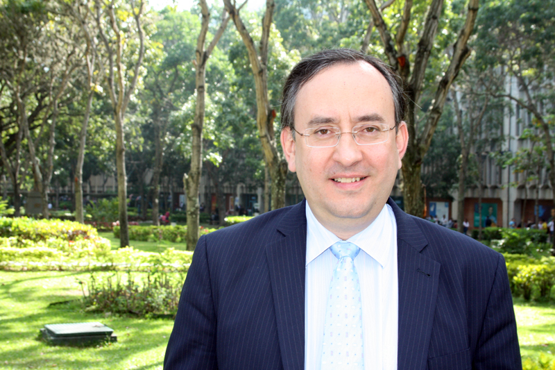 Otorgan premio internacional de Derecho al profesor ucabista Jesús María Casal