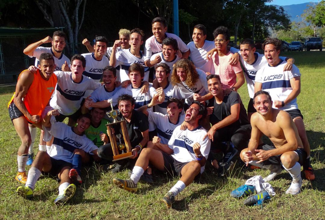 Equipo de fútbol masculino de la UCAB ganó torneo distrital