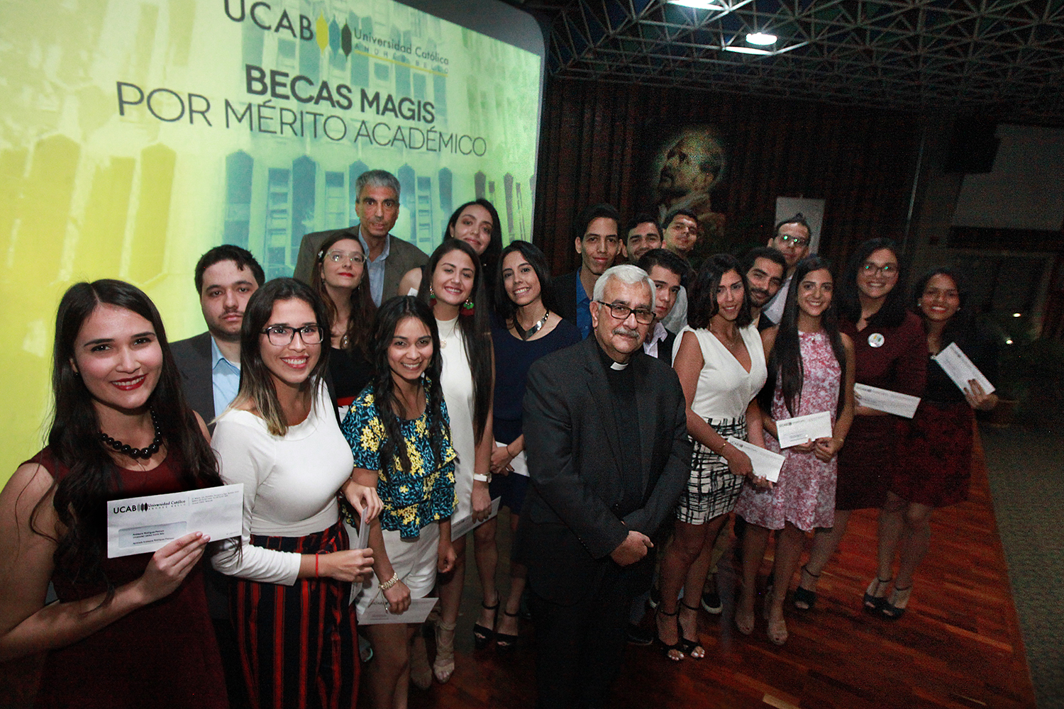 Graduandos destacados recibieron becas de postgrado