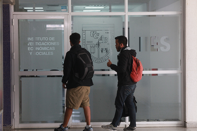 IIES UCAB: Economía caerá 22% y la deuda externa aumentará 60% al cierre de 2019