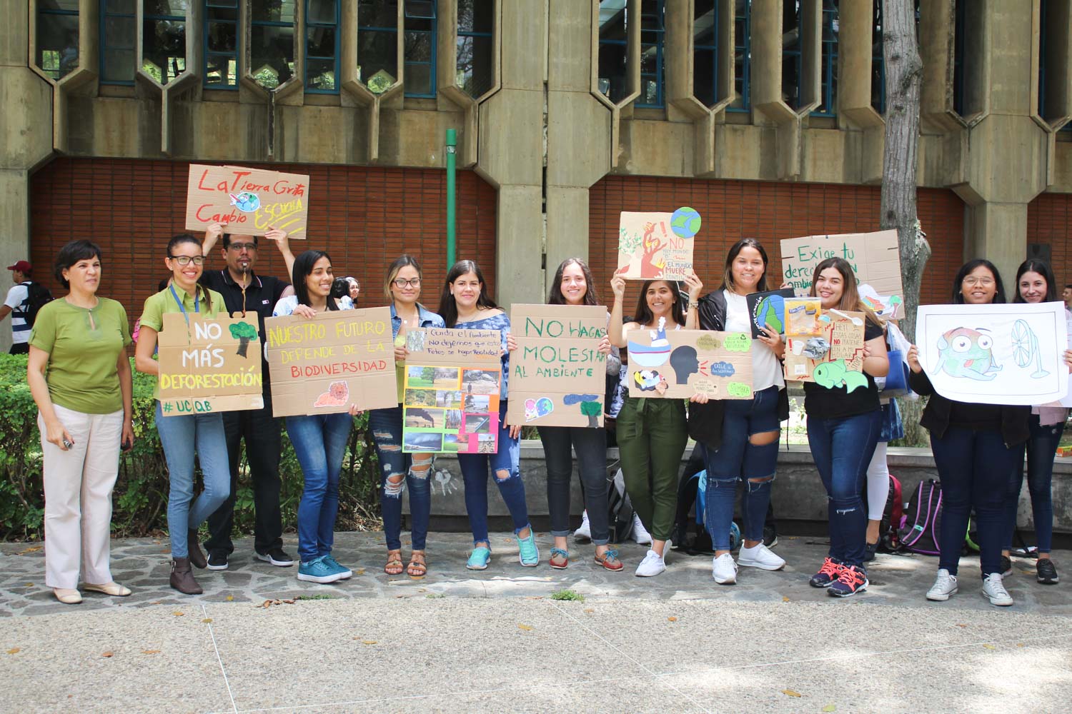 Ucabistas llevaron a cabo “Pancartazo por el Clima”