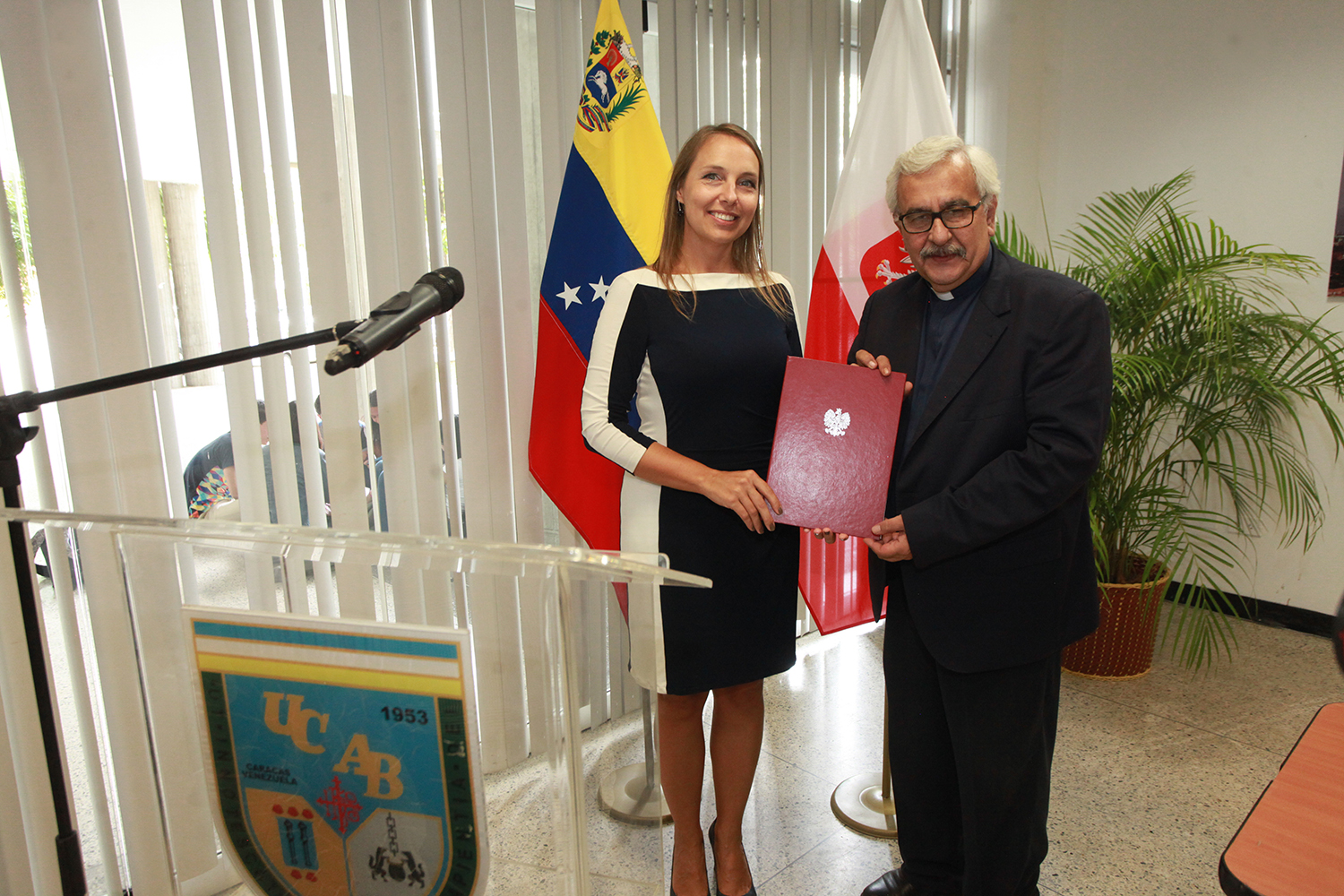 La UCAB y la Embajada de Polonia firmaron convenio de cooperación