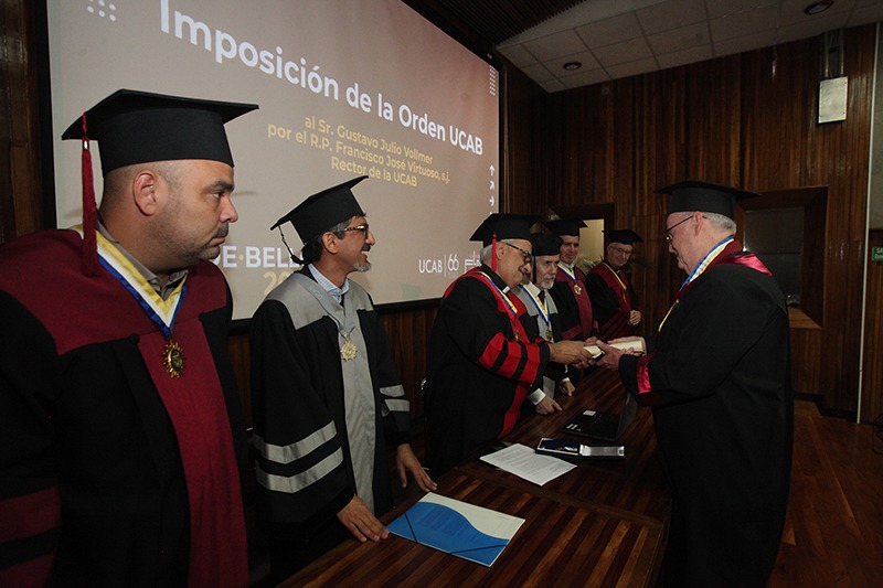 La UCAB conmemoró Día de Andrés Bello y otorgó su máxima distinción al empresario Gustavo Vollmer