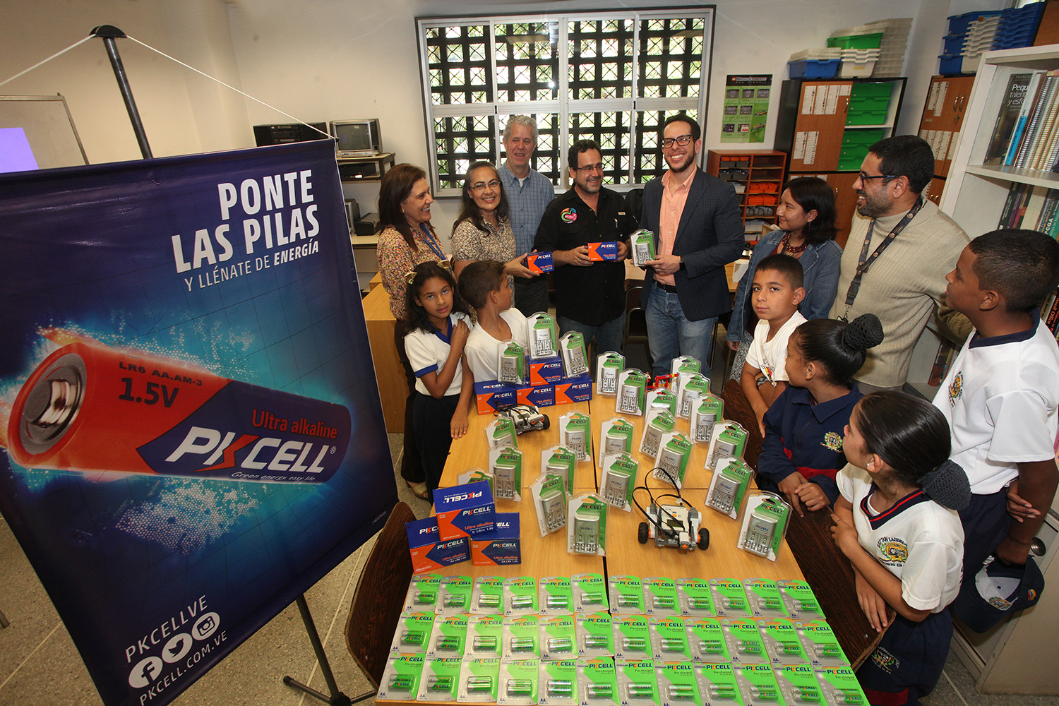 Proyecto de robótica educativa de la UCAB recibió donación que garantiza su actividad por dos años