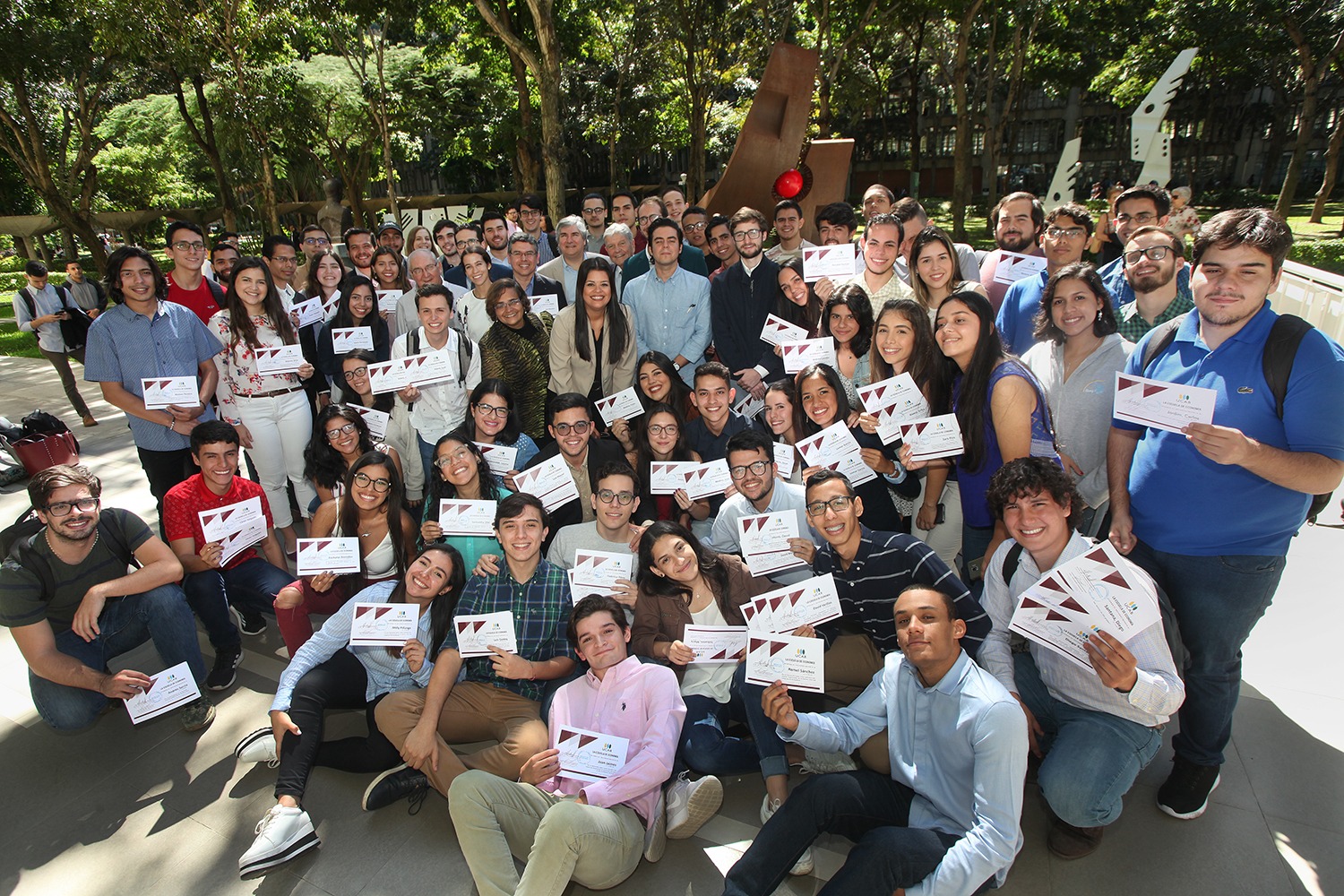 Casi 100 estudiantes y profesores fueron distinguidos por la Escuela de Economía