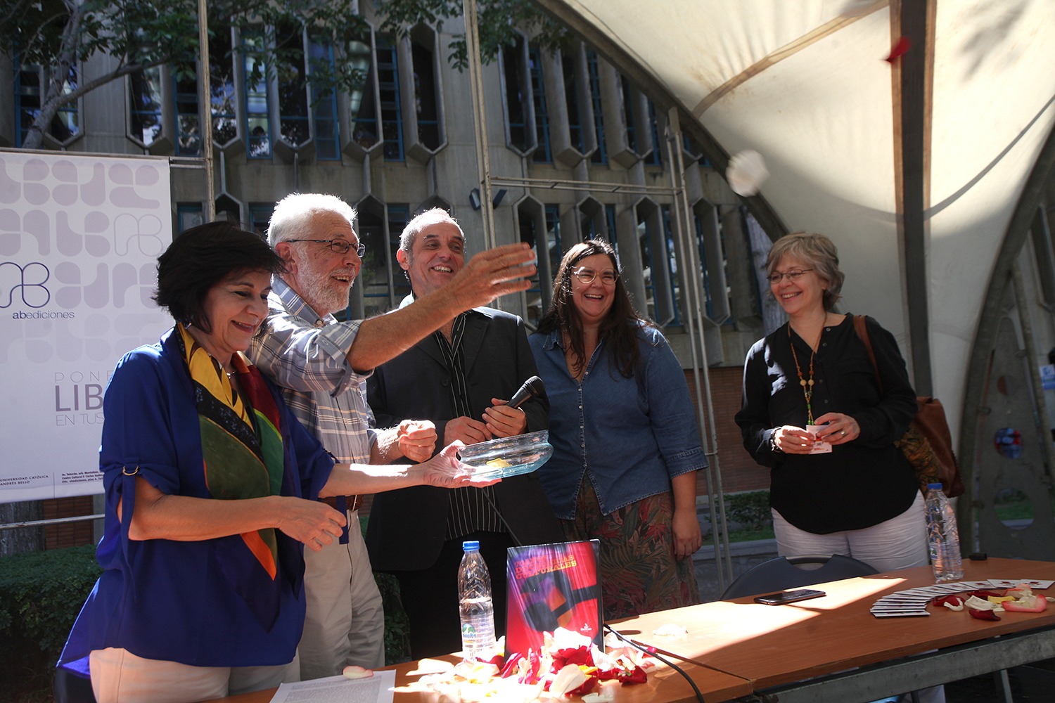 Banesco presentó en la UCAB su libro «70 años de crónicas culturales»