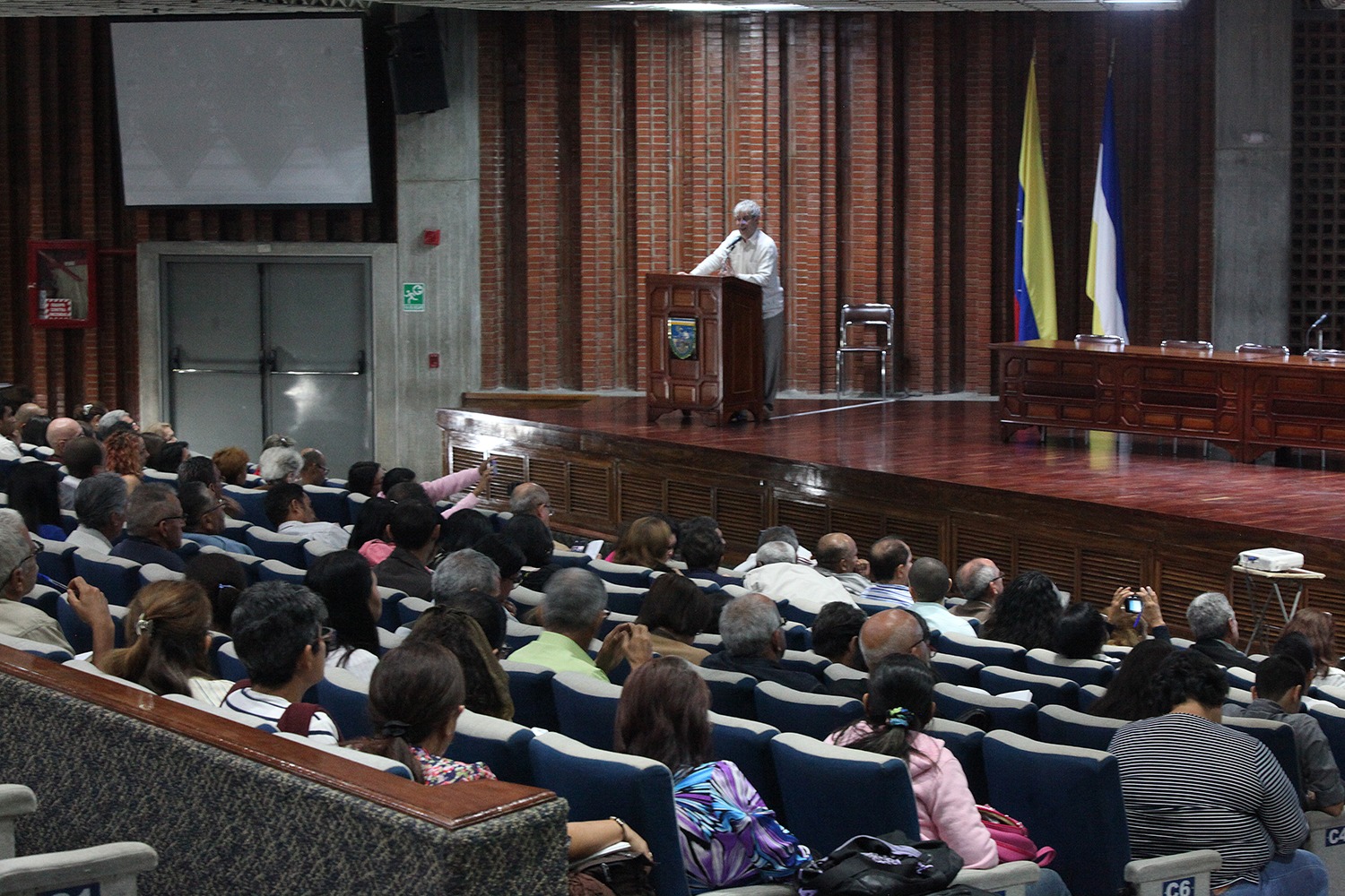 Es prioritario ajustar los planes sociales a las necesidades regionales: expertos desde la UCAB