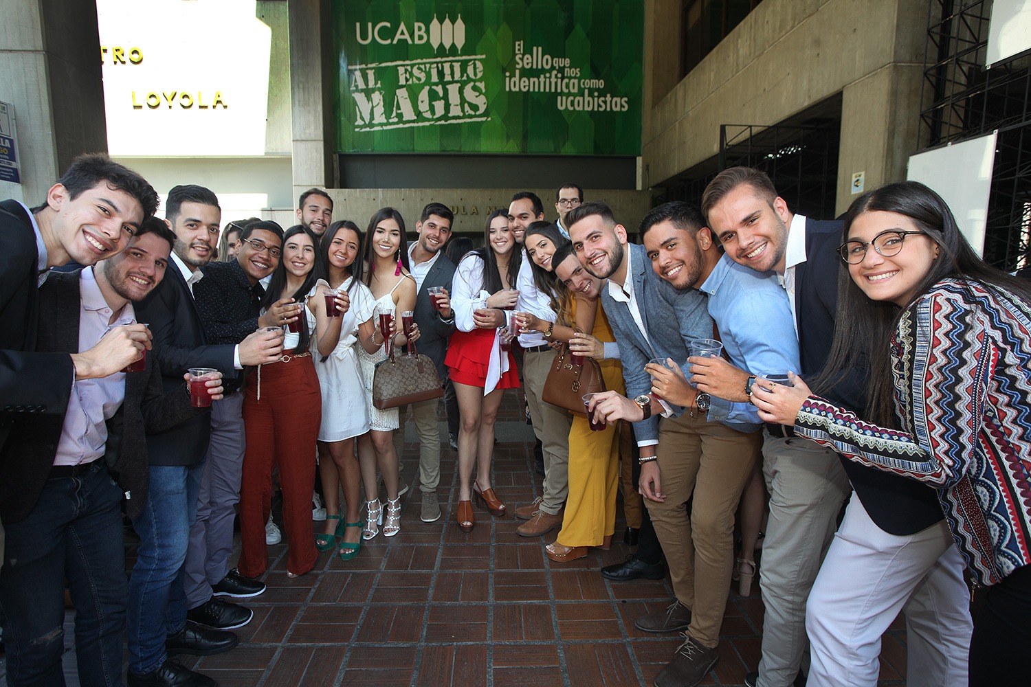 Más de 300 graduandos de la cohorte 2020 festejaron la culminación de sus estudios