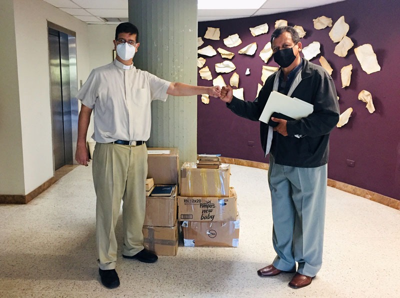 Más de 200 libros donó UCAB Guayana para la reconstrucción de la biblioteca de la UDO