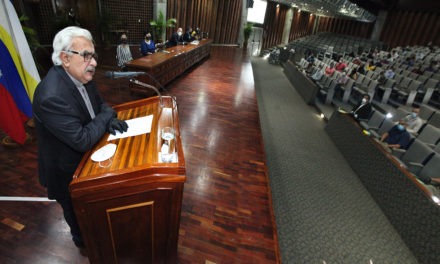 La UCAB entregó reconocimientos por antigüedad a sus trabajadores