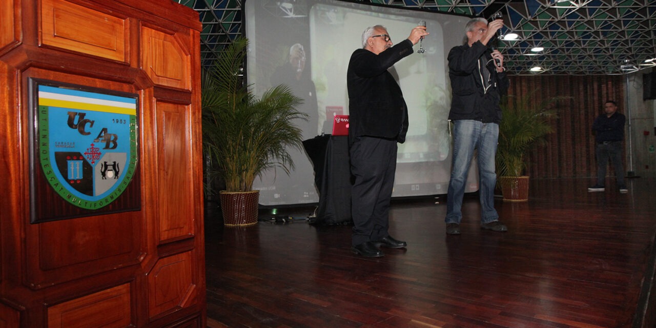 Graduandos celebraron la culminación de sus estudios con brindis virtual