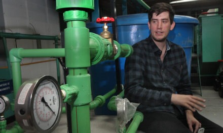 Juan Chacón, el ucabista que inventó un sistema para mejorar la gestión del agua en residencias