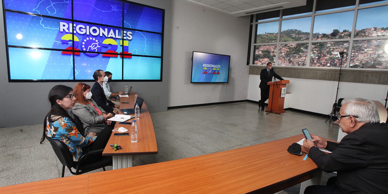 La solución de la crisis requiere acuerdos políticos, señalaron expertos durante foro en la UCAB