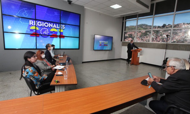 La solución de la crisis requiere acuerdos políticos, señalaron expertos durante foro en la UCAB