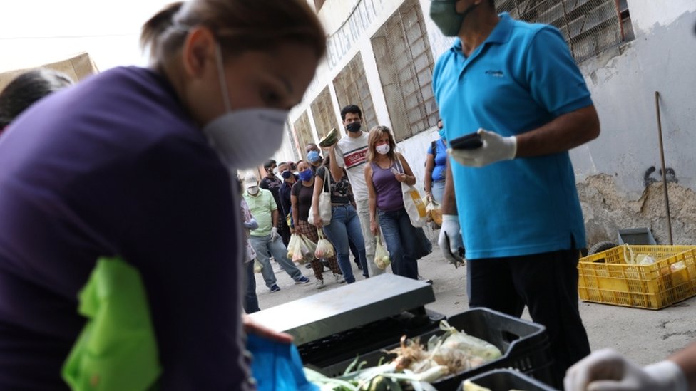 Entre 24% y 34% redujeron los venezolanos el gasto en alimentos, según investigadores del IIES UCAB