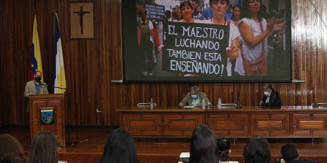 Tres expertos presentaron propuestas para enfrentar crisis educativa y deserción docente