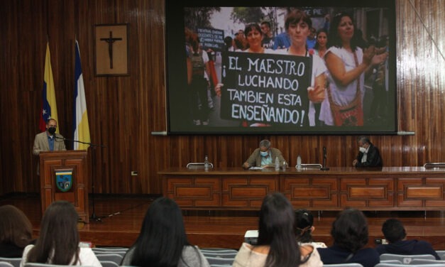 Tres expertos presentaron propuestas para enfrentar crisis educativa y deserción docente
