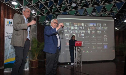 Graduandos ucabistas brindaron por la culminación de sus estudios