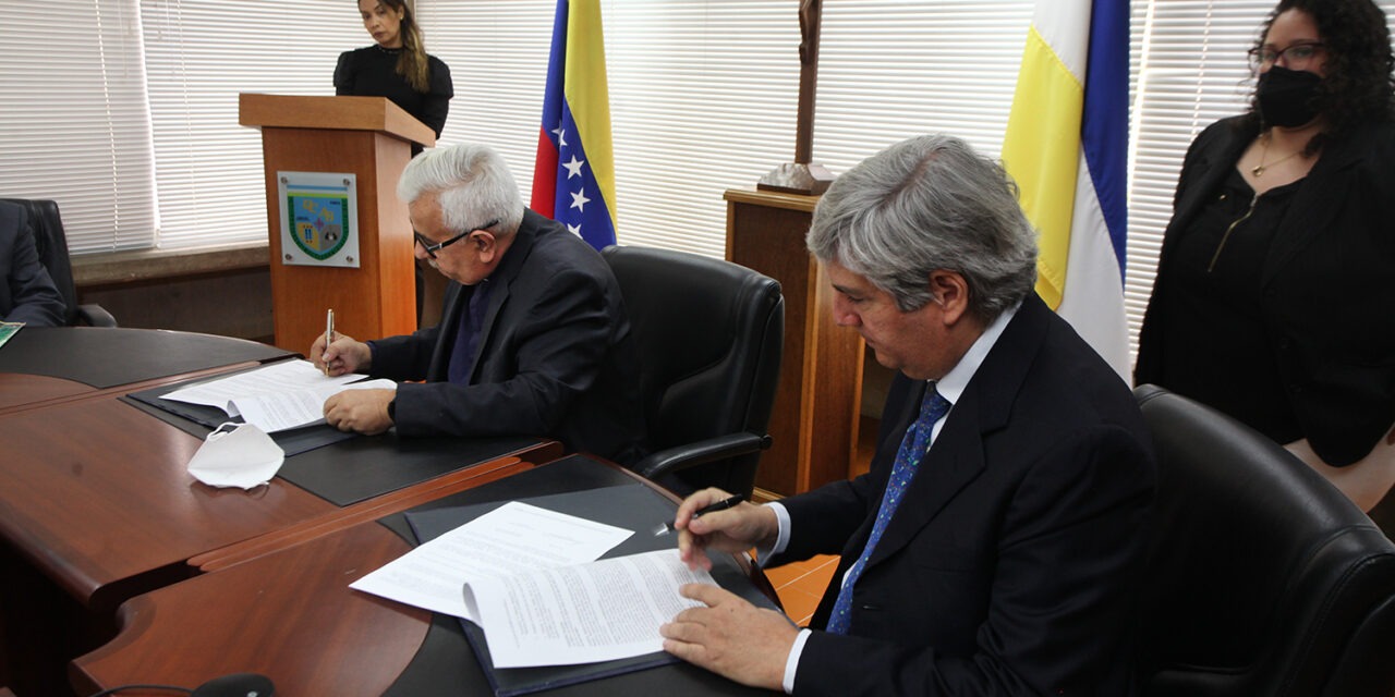 La UCAB firmó convenio para digitalizar valiosos documentos históricos de su archivo