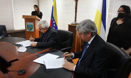 La UCAB firmó convenio para digitalizar valiosos documentos históricos de su archivo