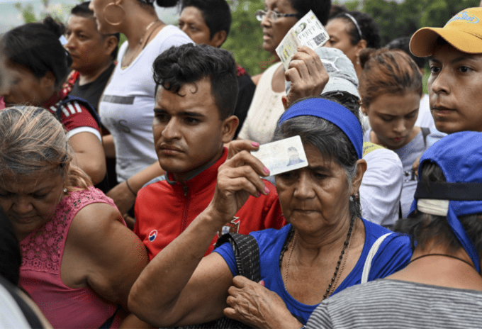 Población colombiana que regresa desde Venezuela se siente extranjera en su propio país, revela estudio del CDH UCAB